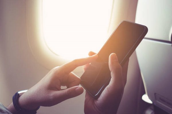 Por que não podemos usar celular em um avião em voo?